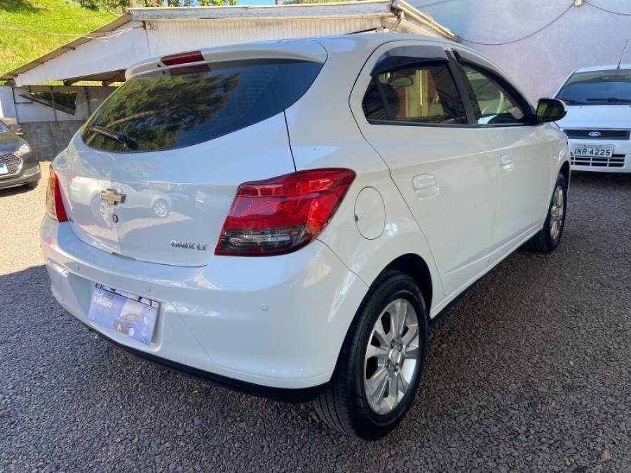 CHEVROLET - ONIX - 2015/2015 - Branca - R$ 45.900,00