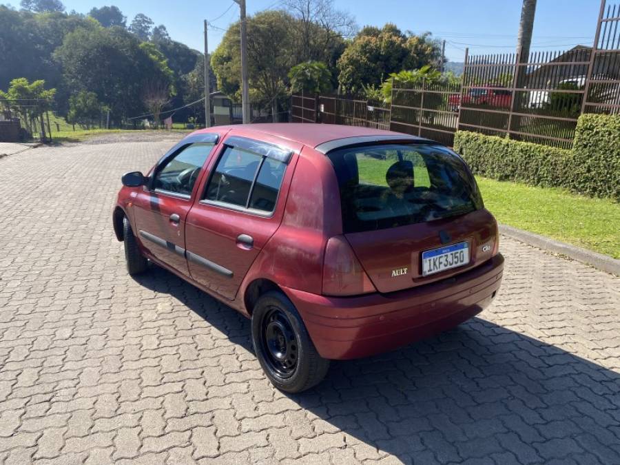 RENAULT - CLIO - 2001/2002 - Vermelha - R$ 12.900,00