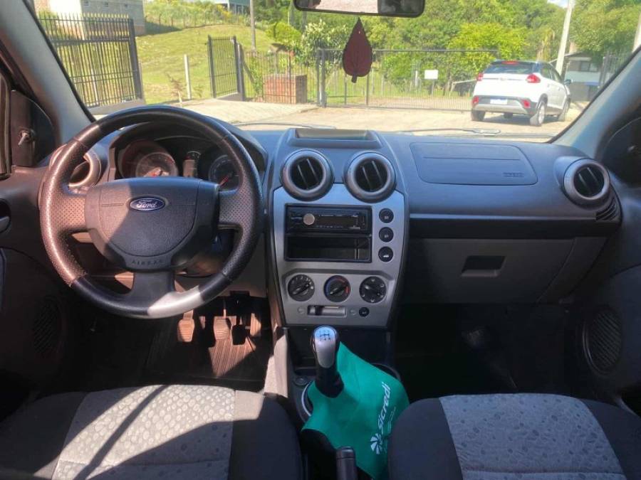 FORD - FIESTA - 2013/2014 - Prata - R$ 36.900,00