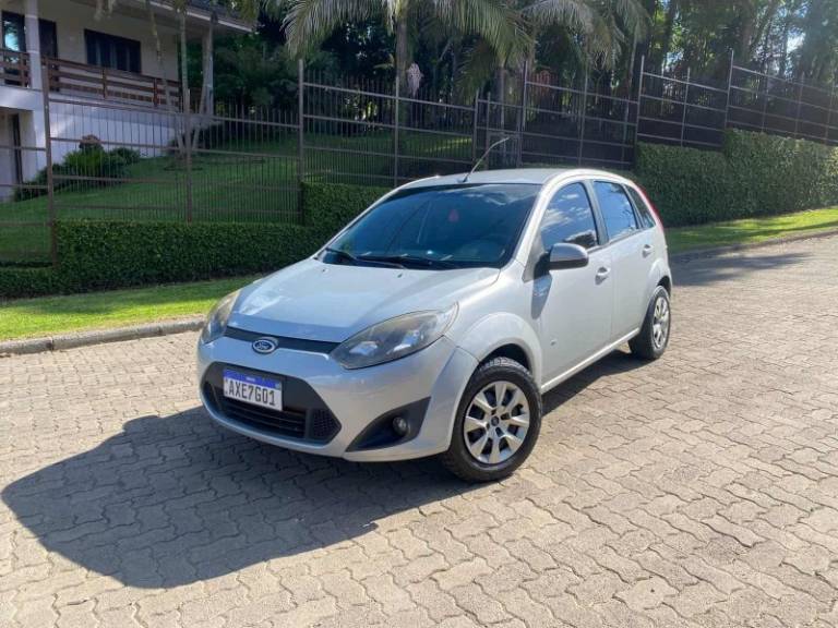FORD - FIESTA - 2013/2014 - Prata - R$ 36.900,00