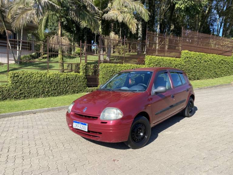 RENAULT - CLIO - 2001/2002 - Vermelha - R$ 12.900,00
