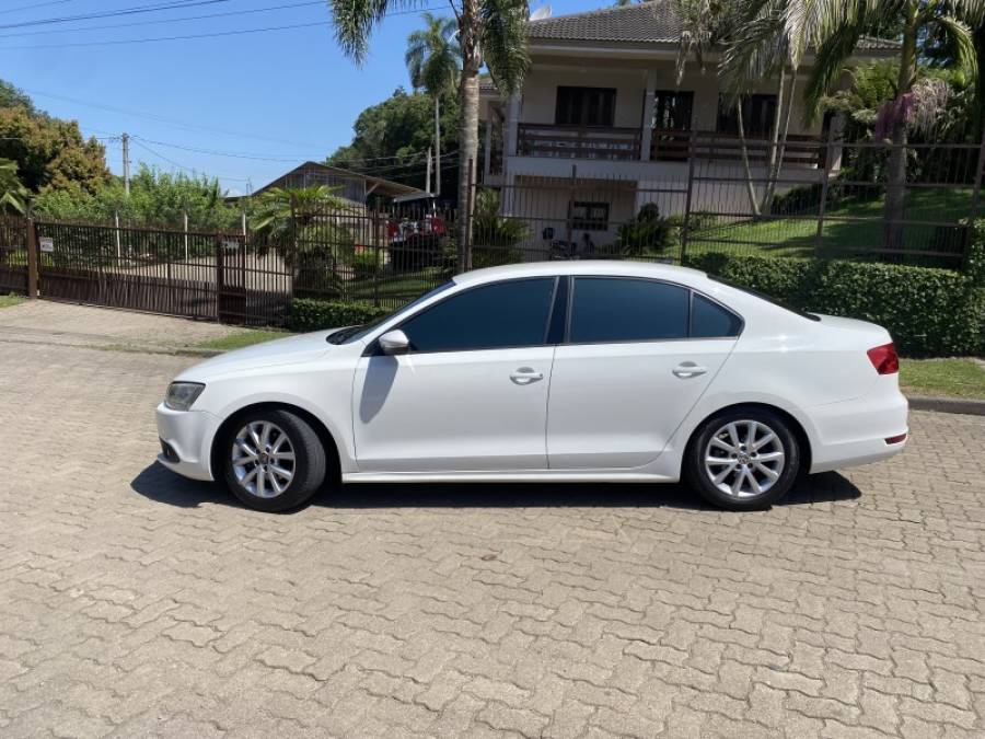 VOLKSWAGEN - JETTA - 2013/2013 - Branca - R$ 61.900,00